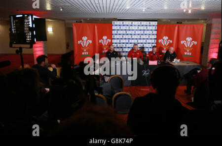 Pays de Galles Squad nommé pour le RBS 6 Nations - Vale Resort.Warren Gatland, entraîneur-chef du pays de Galles (deuxième à gauche) et ses assistants lors de l'annonce de l'équipe du pays de Galles au Vale Resort, Hensol. Banque D'Images