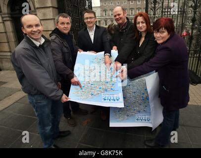 (À partir de la gauche) Paul Murphy de TD et Richard Boyd Barrett de la People before profit-anti austérité Alliance, le sénateur David Cullinane et le conseiller Daithi Doolan de Sinn Fein, Et TDS Clare Daly et Joan Collins indépendantes participent à une séance photo de groupe à l'extérieur de Leinster House, Dublin, pour annoncer une journée nationale de manifestations contre les redevances d'eau qui aura lieu ce samedi. Banque D'Images