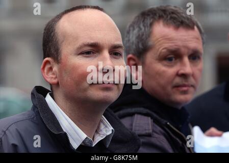 Paul Murphy (à gauche) de TD et Richard Boyd Barrett, de la People before profit-anti austérité Alliance, participent à un photocall inter-partis à l'extérieur de Leinster House, Dublin, pour annoncer une journée nationale de manifestations contre les redevances d'eau qui aura lieu ce samedi. Banque D'Images