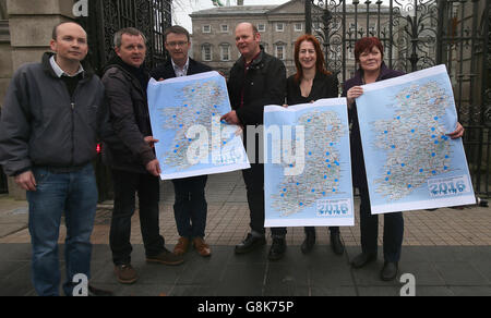 (À partir de la gauche) Paul Murphy de TD et Richard Boyd Barrett de la People before profit-anti austérité Alliance, le sénateur David Cullinane et le conseiller Daithi Doolan de Sinn Fein, Et TDS Clare Daly et Joan Collins indépendantes participent à une séance photo de groupe à l'extérieur de Leinster House, Dublin, pour annoncer une journée nationale de manifestations contre les redevances d'eau qui aura lieu ce samedi. Banque D'Images