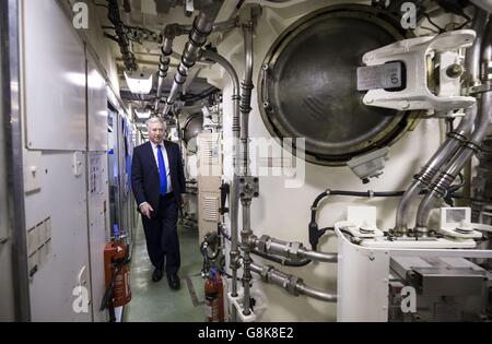 Le secrétaire à la Défense Michael Fallon, dans le compartiment des missiles pouvant accueillir jusqu'à 16 missiles nucléaires Trident 2 D5, lors d'une visite au sous-marin de classe Vanguard HMS vigilant, l'un des quatre sous-marins nucléaires britanniques transportant des ogives, à la base navale de HHM Clyde, également connue sous le nom de Faslane, en Écosse. Banque D'Images