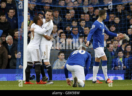 Gylfi Sigurdsson de Swansea City célèbre avec son coéquipier Wayne Routledge (à gauche) après avoir obtenu le premier but de son côté sur la pénalité lors du match de la Barclays Premier League au Goodison Park, à Everton. Banque D'Images