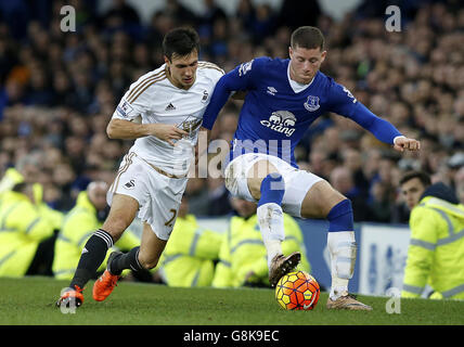 Jack Cork de Swansea City (à gauche) et Ross Barkley d'Everton se battent pour le ballon lors du match de la Barclays Premier League au Goodison Park, à Everton. Banque D'Images