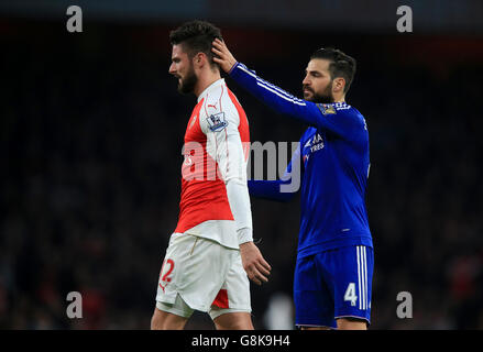 Olivier Giroud (à gauche) d'Arsenal est consolé par Cesc Fabregas de Chelsea après avoir été remplacé au début du jeu. Banque D'Images