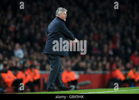 Arsenal v Chelsea - Barclays Premier League - Emirates Stadium.Guus Hiddink, directeur intérimaire de Chelsea, sur la ligne de contact. Banque D'Images