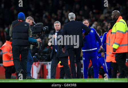 Arsene Wenger, gestionnaire d'arsenal, et Guus Hiddink, gestionnaire intérimaire de Chelsea (à gauche) après le match de la Barclays Premier League au stade Emirates, Londres. Banque D'Images