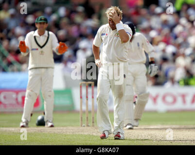 La Shane Warne d'Australie ressent la pression pendant les deuxièmes gains de l'Angleterre. Banque D'Images