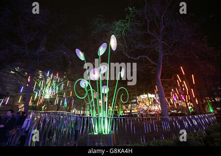 L'installation du jardin de la lumière par TILT on display à Leicester Square, Londres, qui fait partie du festival lumière de Lumiere London. Banque D'Images