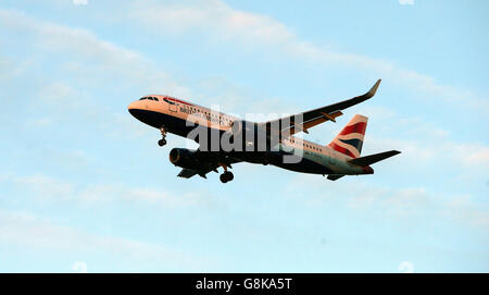 Un avion Airbus A320-232(WL) de British Airways immatriculé G-EUYS Atterrit à Heathrow Banque D'Images