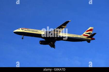 Un Airbus A321-231 de British Airways immatriculé G-EUXG Atterrit à Heathrow Banque D'Images