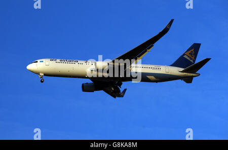 Un avion Air Astana Boeing 767-3KY(ER)(WL) avec l'enregistrement P4-KEA Atterrit à Heathrow Banque D'Images