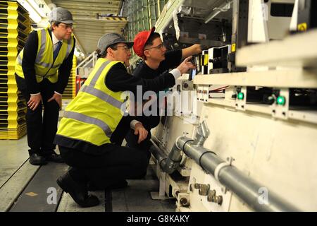 Chris Skidmore, député de Kingswood (à gauche), regarde le chancelier George Osborne (au centre) s'entretenir avec l'employé d'Airbus Duncan Bunce (à droite) lors d'une visite à l'usine d'Airbus à Filton, Bristol. Banque D'Images