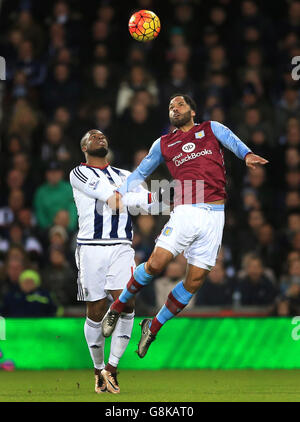 Joleon Lescott, de la Villa Aston, remporte une double aérienne avec West Victor Anichebe de Bromwich Albion (à gauche) Banque D'Images