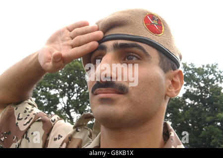 Le Sergent irakien de première classe Talal Abdul lors d'un défilé à Brecon, au milieu du pays de Galles. Le ministre de la Défense, Adam Ingram, a reçu aujourd'hui le salut des premiers soldats iraquiens à être formés au Royaume-Uni pour servir dans les nouvelles forces de sécurité du pays. Banque D'Images