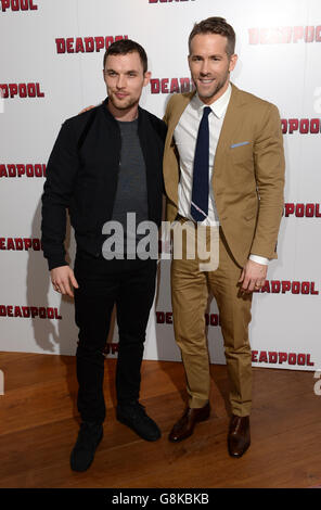 Ed Skrein (à gauche) et Ryan Reynolds assistent à un examen spécial Fan screening of Deadpool à l'hôtel Soho, Londres. Banque D'Images