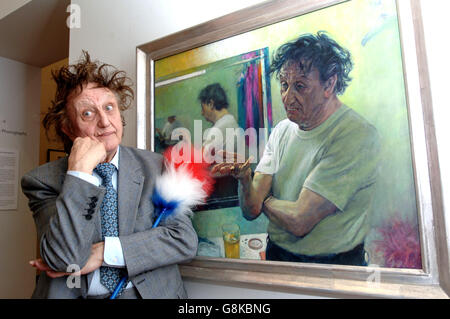 Ken Dodd avec une nouvelle huile sur toile portrait de lui-même intitulé « Ken Dodd. Entertainer' par l'artiste du Wiltshire David Cobley. Banque D'Images