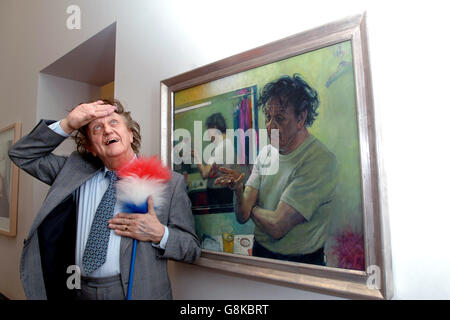 Ken Dodd avec une nouvelle huile sur toile portrait de lui-même intitulé « Ken Dodd. Entertainer' par l'artiste du Wiltshire David Cobley. Banque D'Images