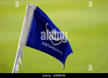 Vue générale d'un drapeau portant l'écusson et le logo du club de Portsmouth FC à Fratton Park, qui abrite Portsmouth Banque D'Images