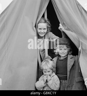 Les enfants à la légère dans Farm Security Administration (FSA), Camp Merrill, Klamath County, Oregon, USA, Dorothea Lange pour la Farm Security Administration, Octobre 1939 Banque D'Images