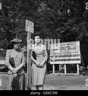 Deux femmes en attente de Bus, Arlington Farms, une résidence pour les femmes qui travaillent au sein du gouvernement au cours de la guerre, Arlington, Virginia, USA, Esther Bubley pour Office of War Information, Juin 1943 Banque D'Images