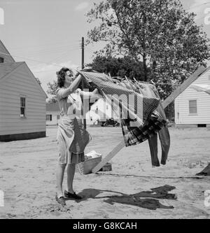 Femme d'étendage sur la ligne, Point Pleasant, West Virginia, USA, Arthur S. Siegel pour Office of War Information, Mai 1943 Banque D'Images