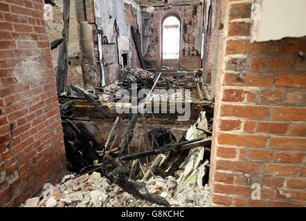 Les travaux se poursuivent sur la restauration du parc de Clandon à Surrey, alors que le National Trust a annoncé que le grand manoir du XVIIIe siècle sera remis en vie après avoir été réduit à une coquille carbonée dans un incendie dévastateur. Banque D'Images