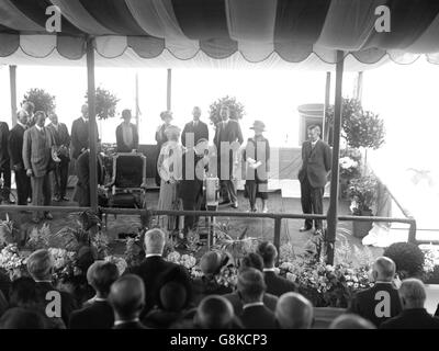 Le roi George V, accompagné de la reine Mary, fait la cérémonie d'ouverture aux Beckton Gas Works. Banque D'Images