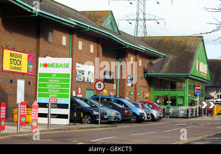 Un point de vue général d'un magasin de base à Guildford, Surrey, en tant que propriétaire d'Argos Home Retail Group, qui est poursuivi par le supermarché Sainsbury's, a accepté de vendre des maisons de chaîne de bricolage au conglomérat australien WesFarmers pour 340 millions de livres. Banque D'Images