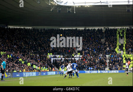 Derby County v Birmingham City - Sky Bet Championship - iPro Stadium.Une vue générale de l'action du match devant les fans massés de Birmingham City dans les stands Banque D'Images