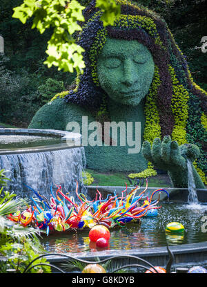 Les belles cascades jardin avec grande déesse de la Terre "mosaïculture" et des sculptures en verre Chihuly à Atlanta Botanical Garden. Banque D'Images