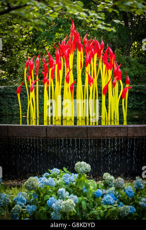 Sculpture en verre « Fern Dell Painbrushes » de Dale Chihuly à l'exposition Chihuly in the Garden du jardin botanique d'Atlanta. (ÉTATS-UNIS) Banque D'Images