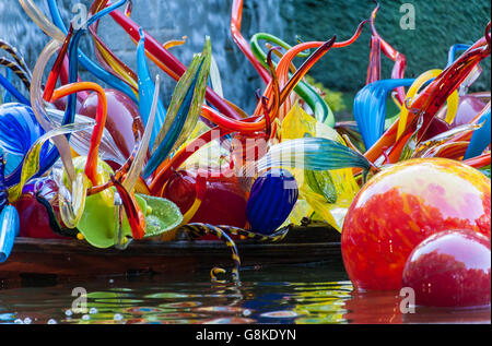 'Fiori Bateau et Niijima Floats" sculpture en verre par Dale Chihuly à Atlanta Chihuly du jardin botanique dans le jardin exposition. Banque D'Images