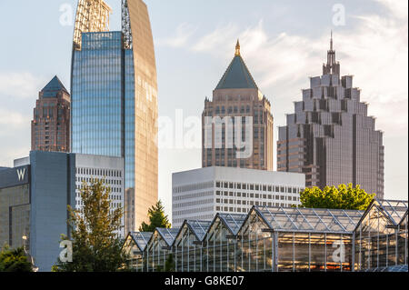 Midtown Atlanta skyline avec Atlanta Botanical Garden serres en verre Piedmont Park. USA. Banque D'Images