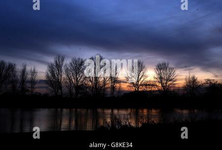 Le soleil se couche sur la Tamise près de Laleham, Surrey. Banque D'Images