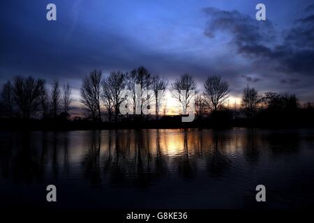 Le soleil se couche sur la Tamise près de Laleham, Surrey. Banque D'Images