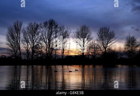 Le soleil se couche sur la Tamise près de Laleham, Surrey. Banque D'Images