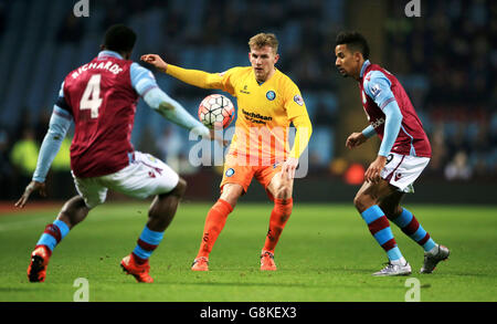 Jason McCarthy de Wycombe Wanderers prend le Micah Richards d'Aston Villa (À gauche) et Scott Sinclair (à droite) Banque D'Images