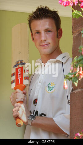 Cricketer Huw Waters à l'école Monmouth. Un joueur de cricket d'un écolier qui a fait ses débuts en première classe au Club de cricket de Glamorgan une semaine après son dernier examen a gagné un endroit pour étudier son sujet préféré à l'université. Avec deux grades C et un D dans l'histoire sous sa ceinture, Huw se prépare maintenant à commencer un diplôme en entraînement sportif à Oxford Brookes. Banque D'Images