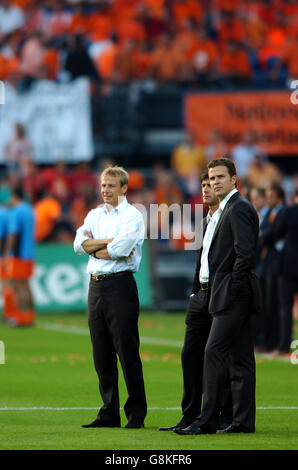 l-r ; l'entraîneur allemand Jurgen Klinsmann, Karl Heinz-Riedle et le chef d'équipe Oliver Bierhoff Banque D'Images