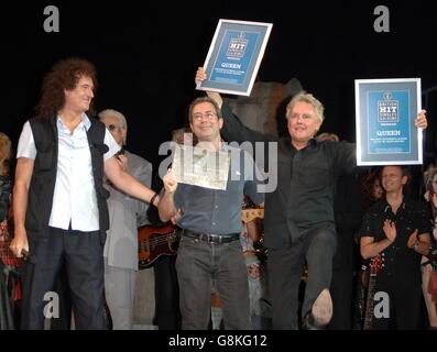 (L - r) Brian May, écrivain Ben Elton et Roger Taylor sur scène au Dominion Theatre, dans le West End de Londres, où ils ont reçu une plaque pour leur spectacle We Will Rock You, C'est la plus longue comédie musicale de l'histoire du théâtre, avec plus de 1300 spectacles qui ont duré plus de 3 ans. May et Taylor ont également été présentés avec des plaques par le Guinness Book of Records pour devenir le plus grand succès des albums de l'histoire du Royaume-Uni. Banque D'Images