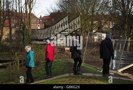 Une passerelle temporaire est érigée pour permettre un accès piétonnier à travers la rivière Wharfe, à Tadcaster, dans le North Yorkshire, après que le pont routier historique de 300 ans s'est effondré le 29 décembre lors des inondations de Noël, divisant la ville en deux moitiés. Banque D'Images