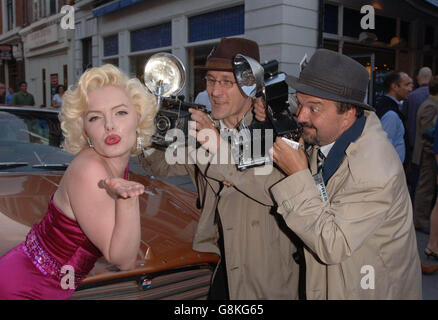 Goodwood Revival - Restaurant Bluebird.Suzie Kennedy arrive au lancement de Marilyn Monroe. Banque D'Images