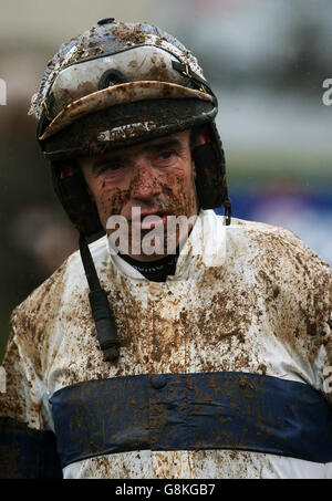 Boylesports lié Cottage Chase Day - Punchestown races.Jockey Ruby Walsh après avoir pris Rossvol pendant la Boylesports lié Cottage Chase Day au Punchestown Racecourse, comté de Kildare. Banque D'Images