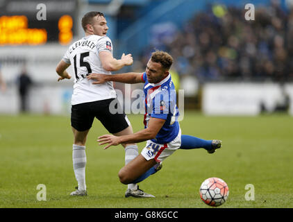 Tom Cleverley d'Everton et Hallam Hope de Carlisle United se battent pour le ballon lors de la coupe Emirates FA, quatrième match au Brunton Park, Carlisle. Banque D'Images