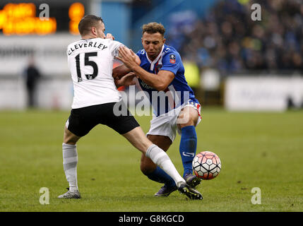 Tom Cleverley d'Everton et Hallam Hope de Carlisle United se battent pour le ballon lors de la coupe Emirates FA, quatrième match au Brunton Park, Carlisle. Banque D'Images