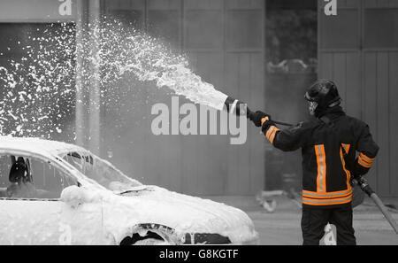 Les pompiers ont été appelés à combattre l'incendie avec de la mousse Banque D'Images