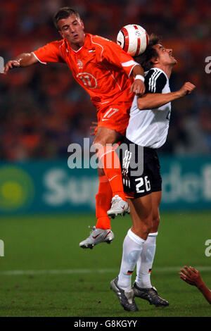 Football - International friendly - Hollande / Allemagne - Kuip Stadium.Rafael van der Vaart aux pays-Bas (l) et Sebastian Deisler en Allemagne se battent pour le ballon Banque D'Images