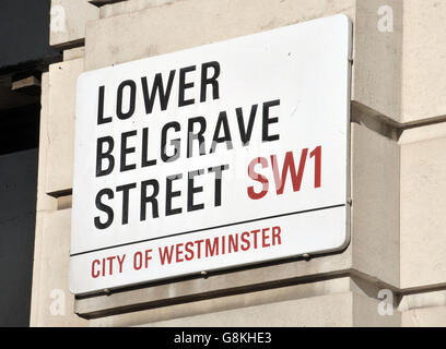 Une vue générale d'un panneau pour Lower Belgrave Street, Londres, la rue où vivait le pair disparu Lord Lucan et sa famille, comme George Bingham, le seul fils du pair disparu, a reçu un certificat de décès pour son père à la High court dans le centre de Londres. Banque D'Images