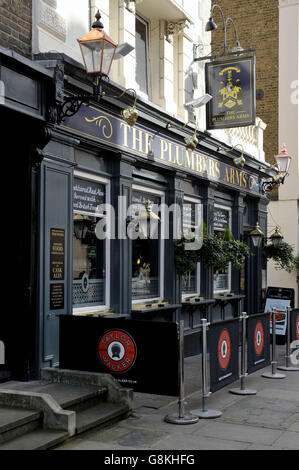 Une vue générale des armes de Plumbers à Lower Belgrave Street, Londres, où Lady Lucan a couru après avoir été sévèrement battue à sa maison voisine, la même nuit Lord Lucan a disparu et la nounou de famille Sandra Rivett a été trouvée morte, comme George Bingham, le seul fils de l'homologue disparu, A reçu un certificat de décès pour son père à la High court du centre de Londres. Banque D'Images