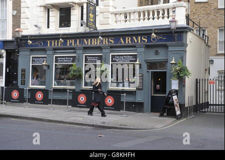 Une vue générale des armes de Plumbers à Lower Belgrave Street, Londres, où Lady Lucan a couru après avoir été sévèrement battue à sa maison voisine, la même nuit Lord Lucan a disparu et la nounou de famille Sandra Rivett a été trouvée morte, comme George Bingham, le seul fils de l'homologue disparu, A reçu un certificat de décès pour son père à la High court du centre de Londres. Banque D'Images